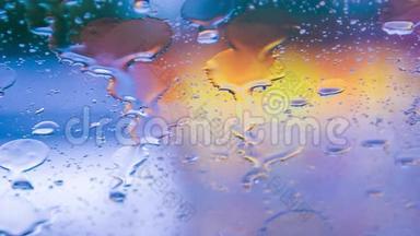 暴雨期间，雨水在<strong>汽车玻璃</strong>上流淌